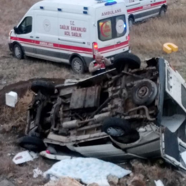 Gaziantep'te minibüs şarampole devrildi: 1 ölü, 3 yaralı