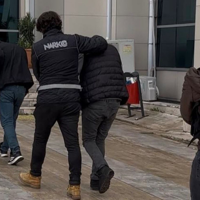 İzmir'de uyuşturucu operasyonunda 3 şüpheli tutuklandı