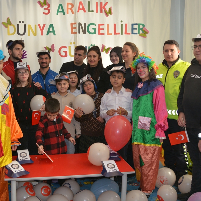 Bitlis'te polisler özel gereksinimli çocuklarla buluştu
