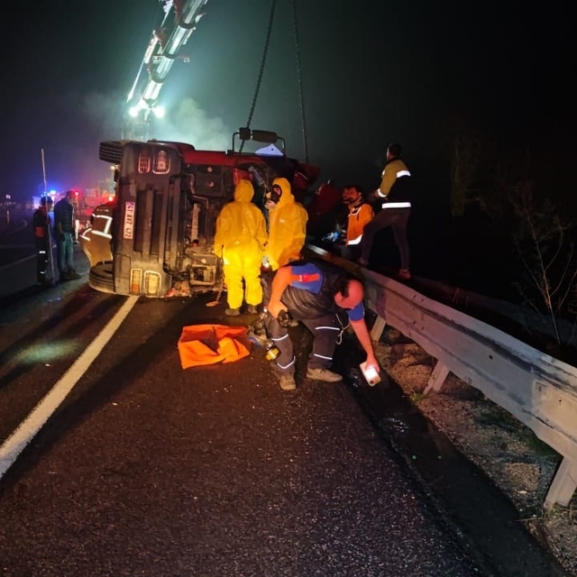 Bursa'da devrilen asit yüklü tankerin sürücüsü öldü, sızan asit dereye karı...