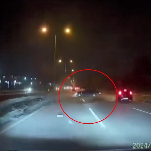 Yarıştığı öne sürülen sürücünün otomobili bariyerlere çarptı