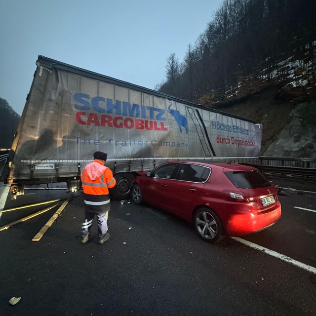 Otoyolda makas atıp yolu kapatan TIR'a otomobil çarptı