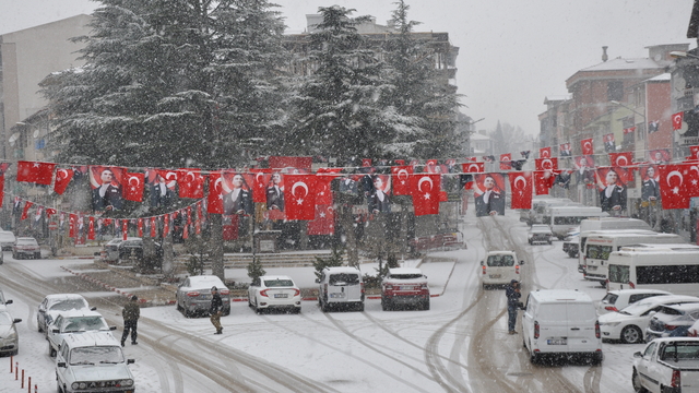 Gümüşhacıköy'de kar yağışı etkili oldu