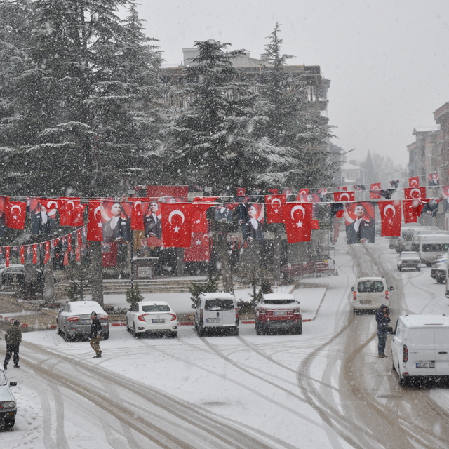 Gümüşhacıköy'de kar yağışı etkili oldu