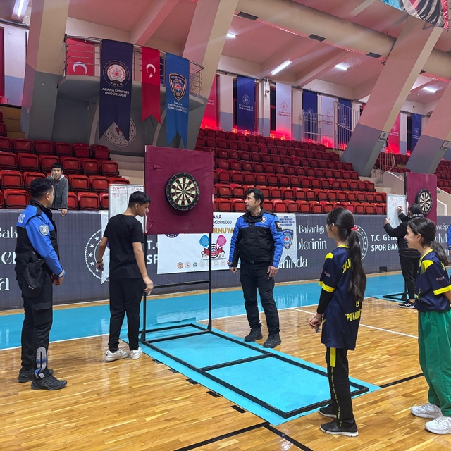 Adana'da dart turnuvasında dereceye girenler ödüllendirildi