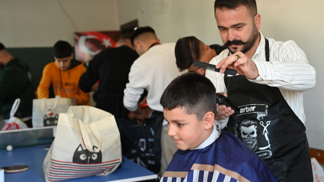Çocukları mutlu etmek için köy okullarını gezip ücretsiz tıraş hizmeti veriyorlar