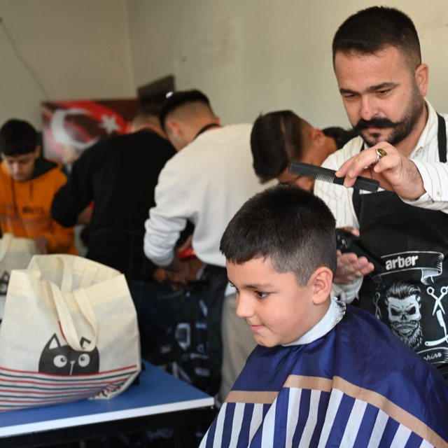 Çocukları mutlu etmek için köy okullarını gezip ücretsiz tıraş hizmeti veri...