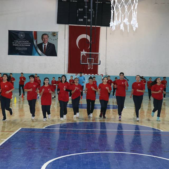 Ağrı'da taramayla keşfedilen genç yetenekler, basketbol eğitimi alıyor