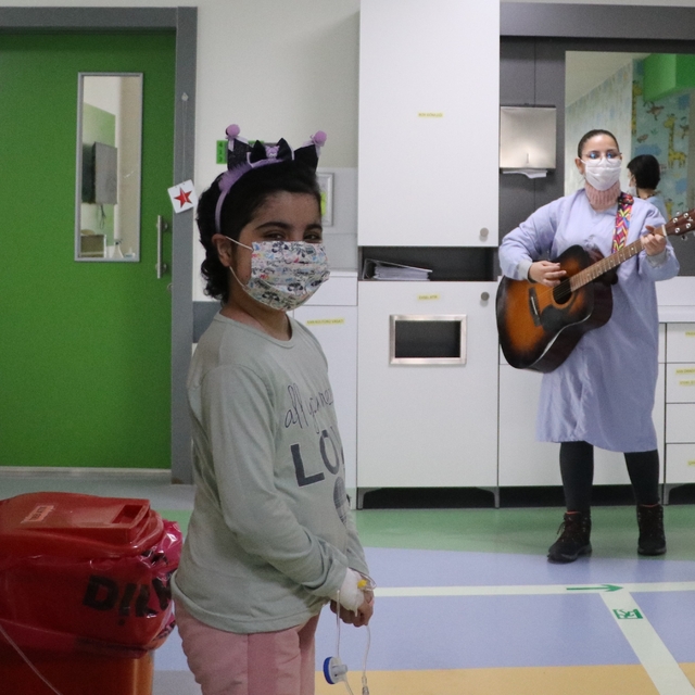 Lösemili çocuklar, üniversiteli gönüllülerin müzik dinletisi ile moral bulu...