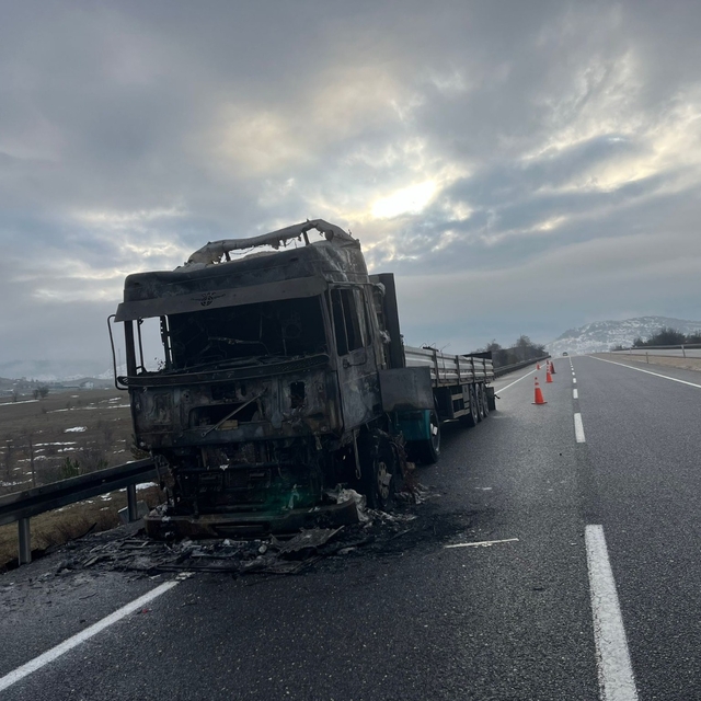Bolu'da seyir halindeki tır yandı