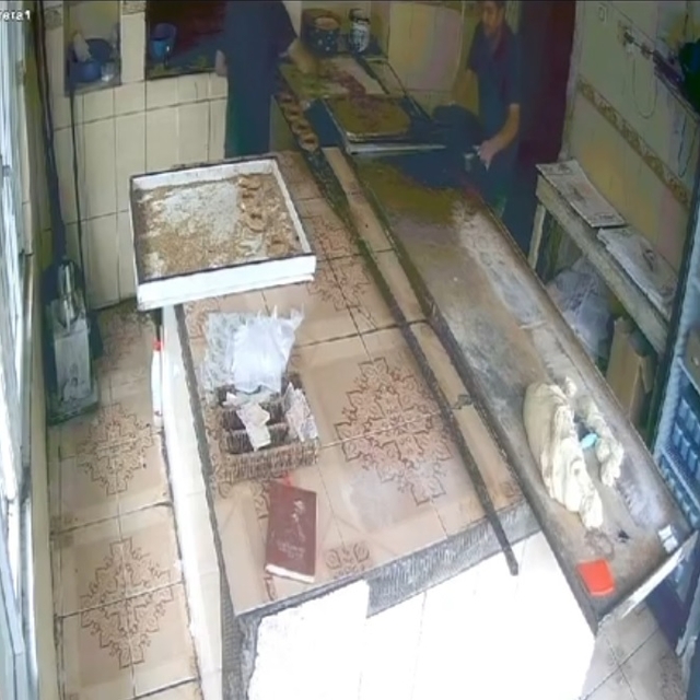 Kızgın pekmezi başından aşağı döken fırın çalışanı ağır yaralandı; o anlar...