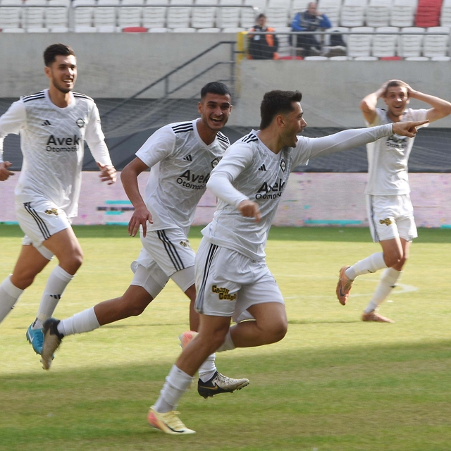 Altay'da Ali Kızılkuyu alkış aldı