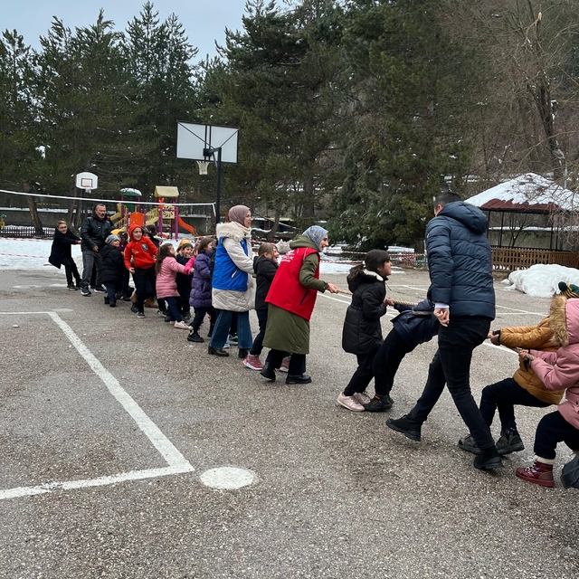 Gençlik Merkezi gönüllüleri köy okulundaki öğrencilerle buluştu