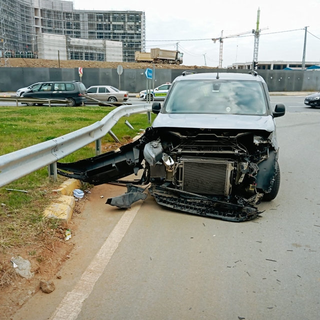 Trabzon'da devrilen otomobildeki baba ile oğlu yaralandı