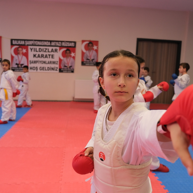 Sakatlandığı kick boksu bırakıp karateye başlayan Feyza, milli formanın peş...