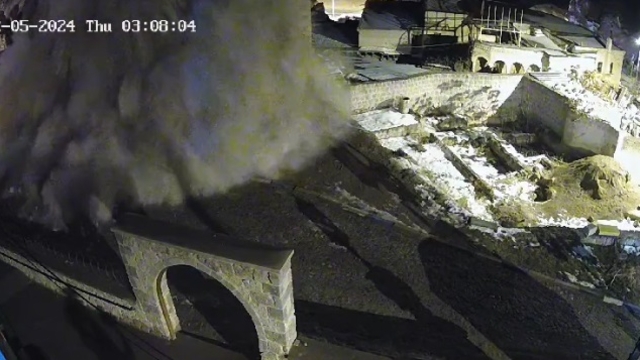 Kapadokya'da peribacasının yıkılma anı kamerada