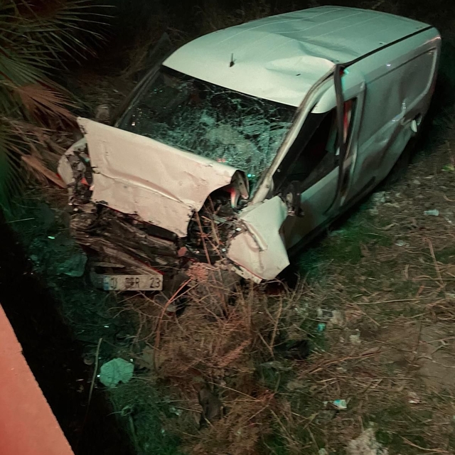 Adana'da yoldan çıkıp duvara çarpan hafif ticari aracın sürücüsü öldü