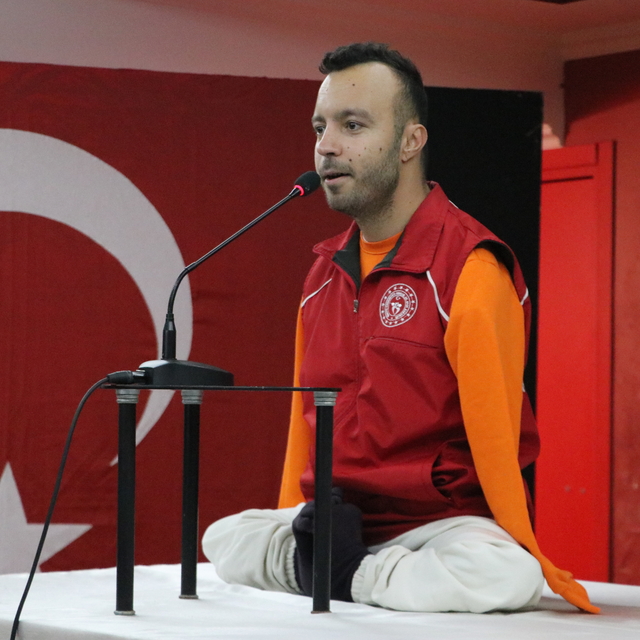 Bedensel engelli milli yüzücü Sefa Yurtkölesi, başarı hikayesini öğrenciler...