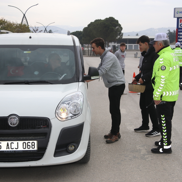 Taşova'da lise öğrencileri sürücüleri uyardı