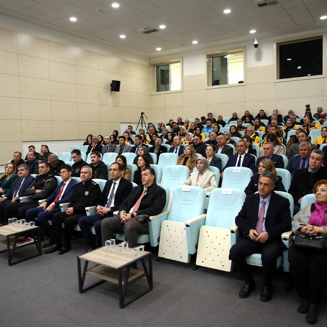 Kayseri ve Kırıkkale'de "Fermuar sistemiyle yaşama yol ver" kampanyası tanı...
