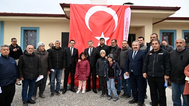 Osmaniye'de yapılan 14 köy evinin anahtarı depremzedelere teslim edildi