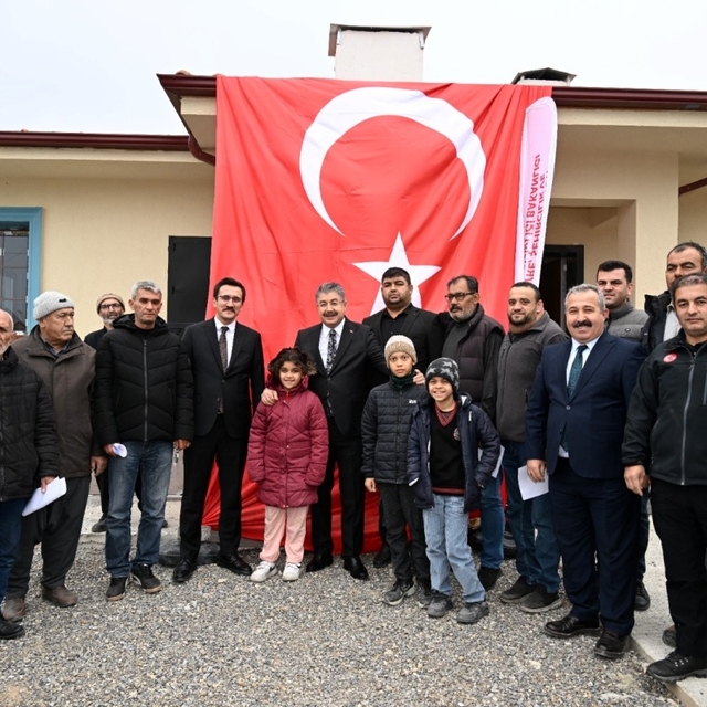 Osmaniye'de yapılan 14 köy evinin anahtarı depremzedelere teslim edildi