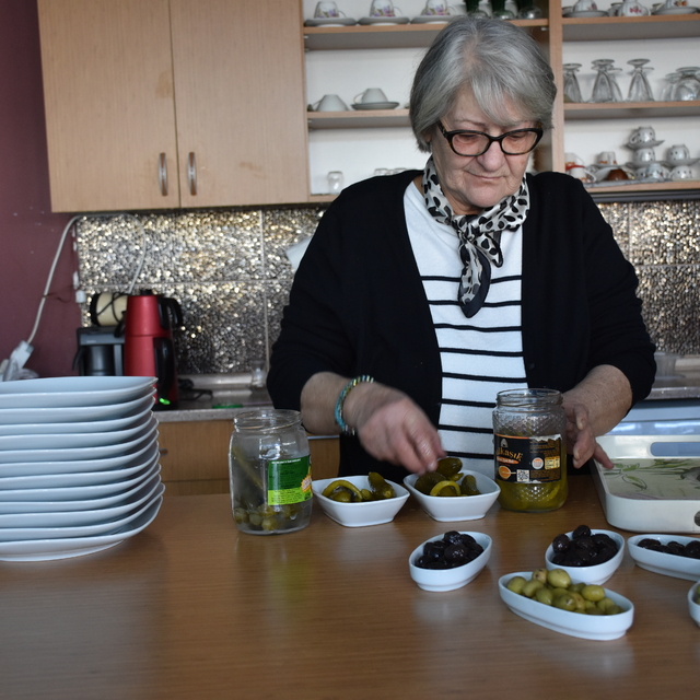 Trabzon'da özel bireyler aileleriyle yaptıkları yemekleri kafede satıyor