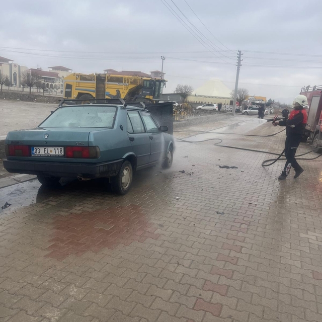 Afyonkarahisar'da seyir halindeyken alev alan otomobilde hasar oluştu