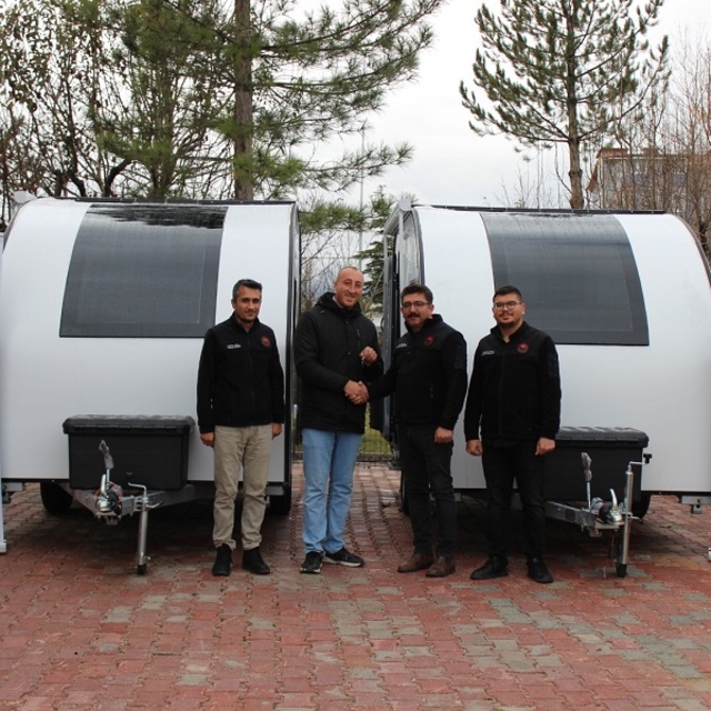 Yalıhüyük'te 2 çiftçiye hibeli karavan verildi