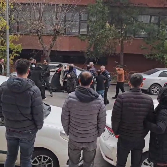 Eşler arasındaki kavgaya aileler de dahil oldu; 3 yaralı