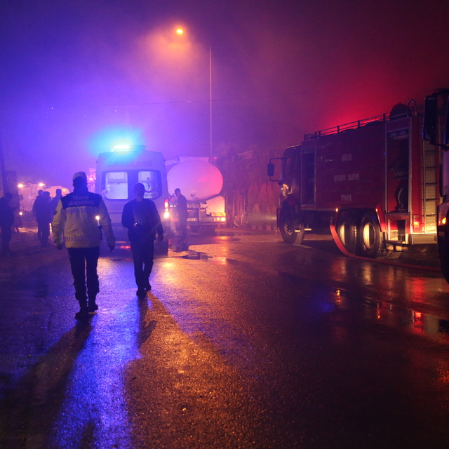 Alanya'da yangın; 3 iş yeri ve muz serası zarar gördü