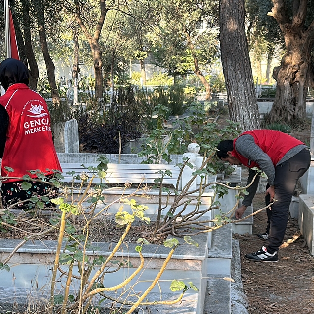 Hatay'da gönüllü gençler mezarlık temizledi