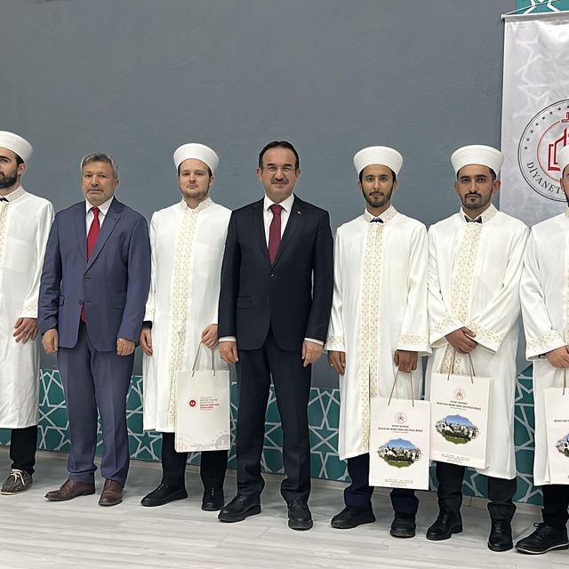 Antalya'da dini ihtisas merkezinde eğitim gören 89 din görevlisi mezun oldu