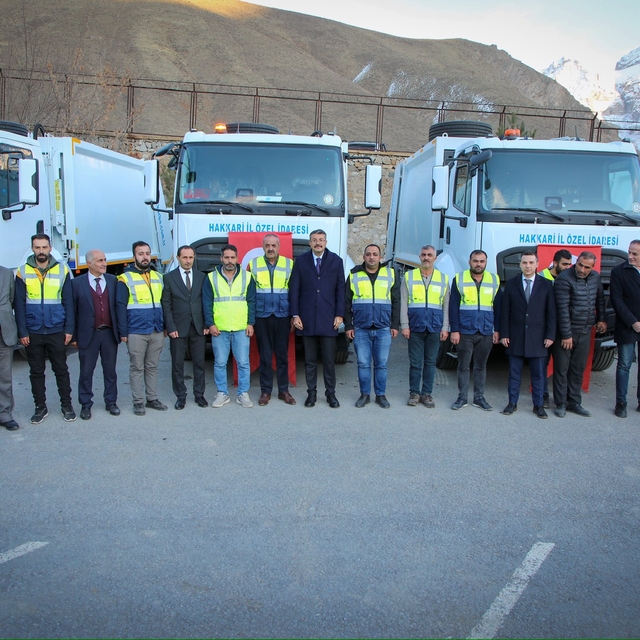 Hakkari'de yeni alınan 6 çöp aracı hizmete alındı
