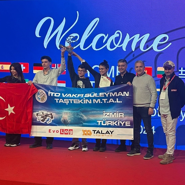 İzmir'deki iki meslek lisesinin öğrencileri İtalya'da düzenlenen yarışmadan...