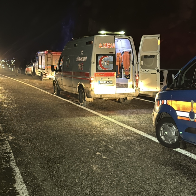 Karabük'te iki otomobilin çarpıştığı kazada 4 kişi yaralandı