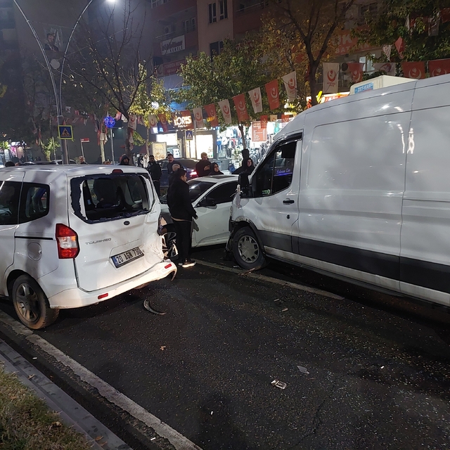 Batman'da 4 aracın karıştığı kazada 2 kişi yaralandı