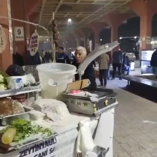 Tezgahına el konulan 'Yılancı Osman' zabıtaya zor anlar yaşattı; o anlar ka...