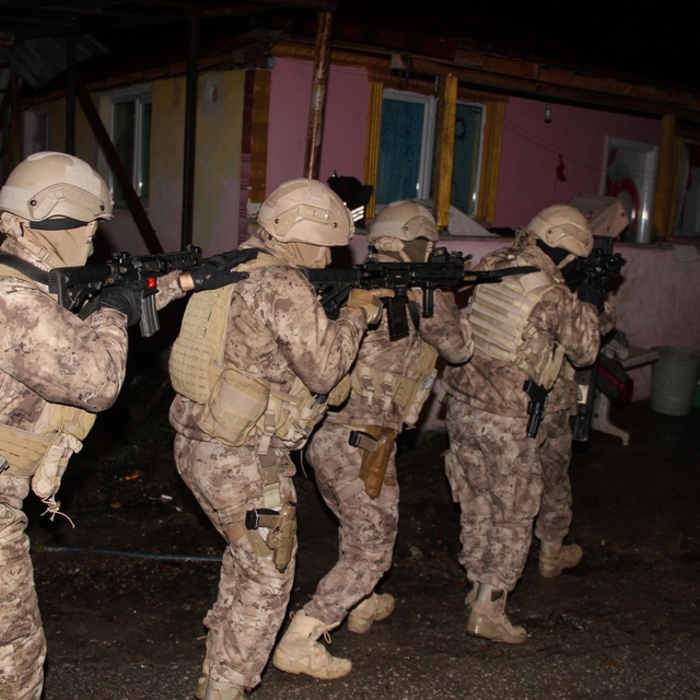 Kocaeli'de uyuşturucu satıcıları ve silah kaçakçılarına yönelik operasyonda...