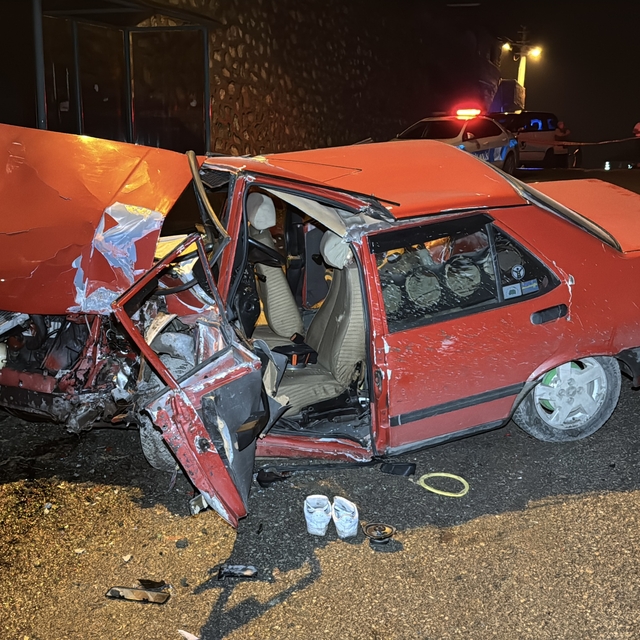 Karabük'te ehliyetsiz sürücünün kullandığı otomobil direğe çarptı, 3 kişi y...