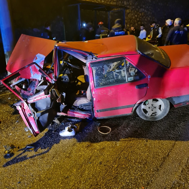 Ehliyetsiz gencin kullandığı otomobil, duvar ve direğe çarptı: 3 yaralı