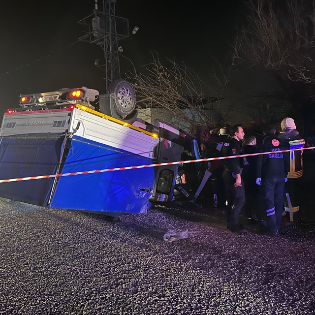 Manisa'da hafif ticari araç ile kamyonet çarpıştı: 6 yaralı