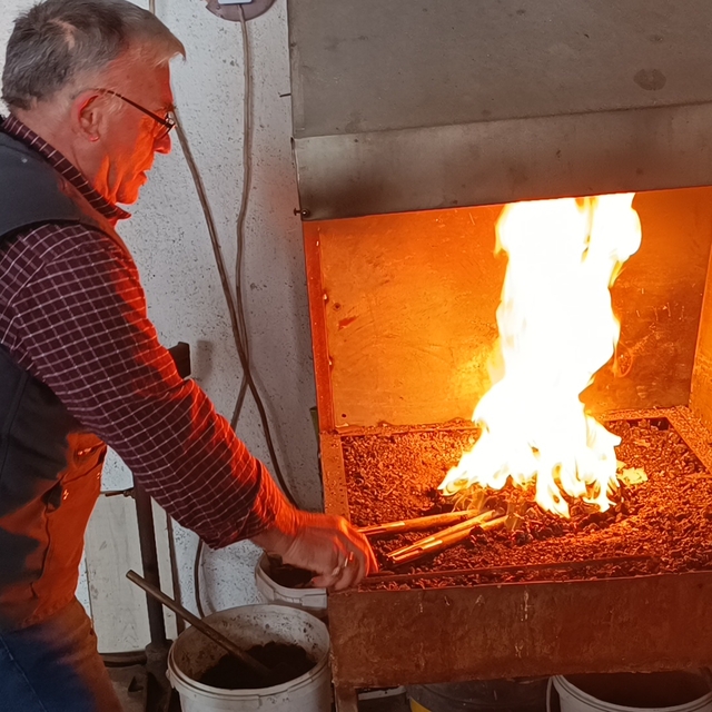 Afyonkarahisarlı Osman usta yıllardır ateş başında demir dövüyor
