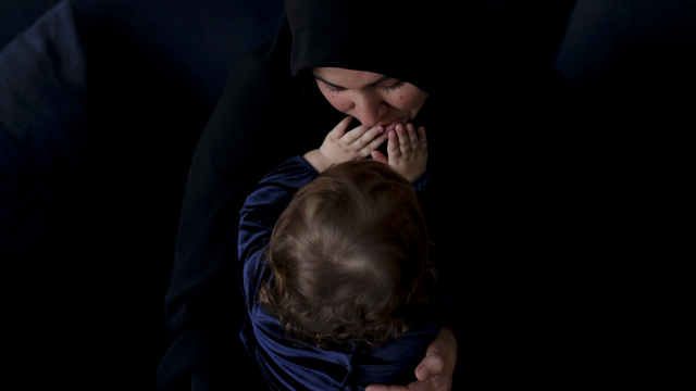 Depremde eşini ve 4 çocuğunu kaybeden anne koruyucu aile oldu