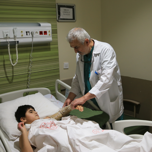 Yaktığı mangalın üzerine düşen 11 yaşındaki Mikail, doku nakliyle sağlığına...