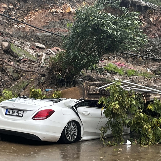 Bodrum'da istinat duvarı çöktü, park halindeki otomobil ile 1 ev zarar görd...