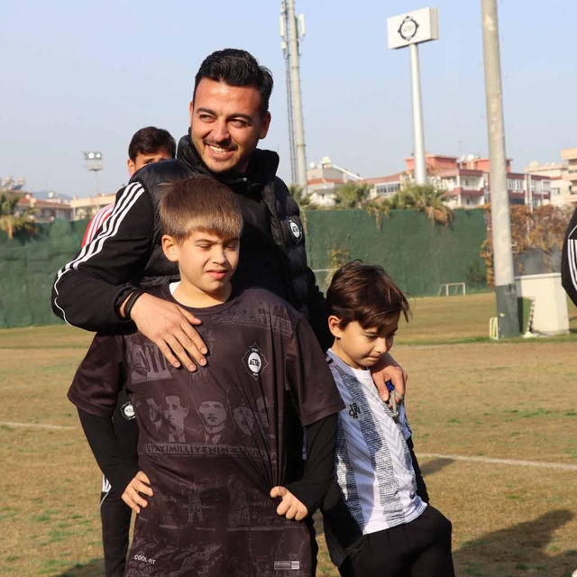 Altay'dan tribünde ağlayan minik taraftara jest