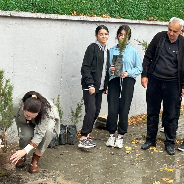 Tokat'ta okul bahçesine 10 çam fidanı dikildi