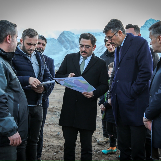 Hakkari Valisi Çelik, stat yapılması planlanan alanda inceleme yaptı