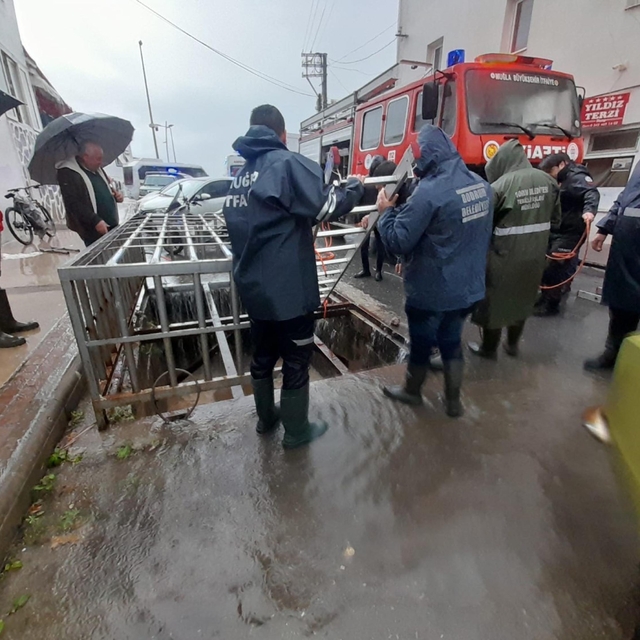 Üzeri kapalı dere yatağında mahsur kaldı, itfaiye kurtardı